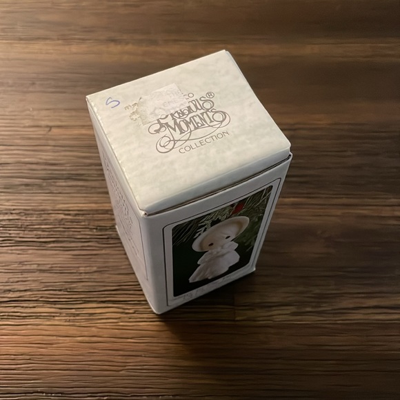 Precious Moments Share in the Warmth of Christmas Porcelain Ornament 1993 - Picture 13 of 14